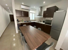 4 bedroom apt 5 mins away from beach and amenities